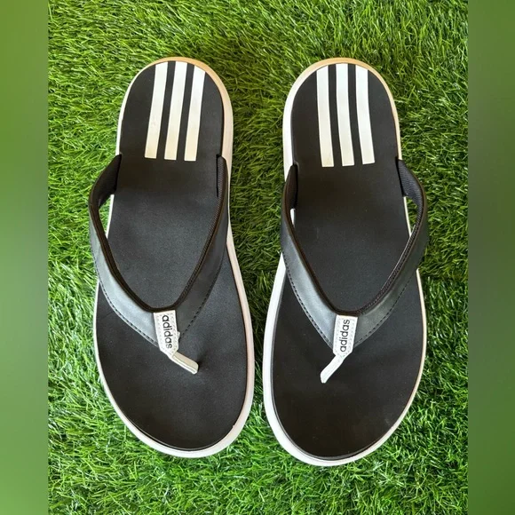 adidas Women’s Adilette Comfort Flip-Flops/Size: 10/Colors: Black and White/VGC - Picture 3 of 9